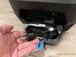 Utdragbar strömkabel för nätaggregatet