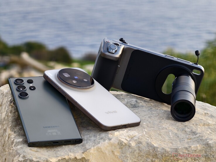 Vivo X300 Pro med en telekonverter är en något större ersättare för 10x telefotokameran i Samsung Galaxy S23 Ultra. (Bildkälla: Alexander Fagot, Notebookcheck)