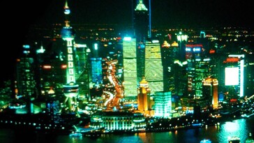 Ett sällsynt exempel på aliasing som syns i skyskraporna i Shanghai. Yaber T1 Pro har inte avancerad bildbehandling för att minimera sådana. (Bildkälla: "Skyfall" av MGM)