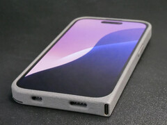 Obsoless iPh0n3 har en nylon-design och en sidomonterad USB Type-C-port. (Bildkälla: Ken Pillonel)
