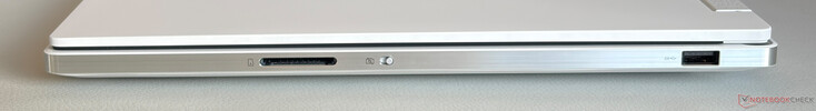 Höger sida: SD-kortläsare, sekretesslucka för webbkamera, USB-A 3.2 Gen.1 (5 Gbps)