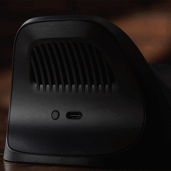 8BitDo Ultimate Charging Dock för Xbox-kontroller – Gears of War: E-Day har ventilationsöppningar för värmeavledning.