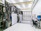 Ryssland siktar på produktion av 28-nanometerschip till 2030, men det finns fortfarande luckor. På bilden: ASML:s renrum med ingenjörer som arbetar med fotolitografiutrustning (Bildkälla: ASML)