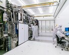 Ryssland siktar på produktion av 28-nanometerschip till 2030, men det finns fortfarande luckor. På bilden: ASML:s renrum med ingenjörer som arbetar med fotolitografiutrustning (Bildkälla: ASML)