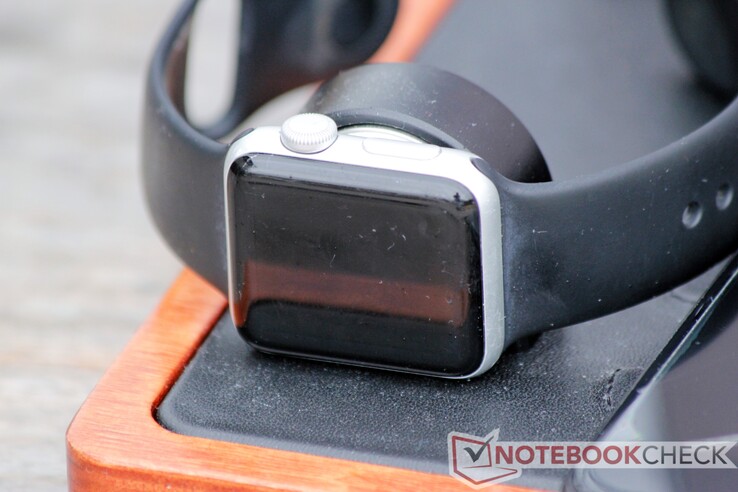 Den inbyggda Apple Watch-laddaren håller smartklockan säkert på plats.