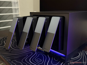 De fyra SATA-enhetsfacken är lättåtkomliga