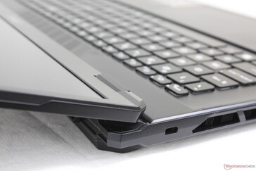 Locket öppnat till maximal vinkel (~170 grader)