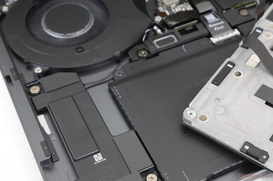 Quad-högtalare (3 W x2 + 2 W x2) med två uppåtriktade och två nedåtriktade