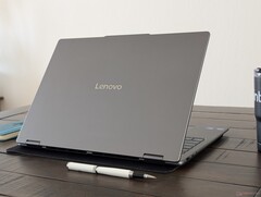 Yoga 7 16ILL10 går lite varmare än förra årets Yoga 7 16IML9, men fördelarna överväger denna lilla nackdel (Bildkälla: Notebookcheck)