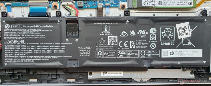 51 Wh-batteri. Finns även med en kapacitet på 43 Wh (~50 gram lättare)