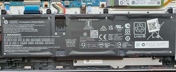 51 Wh-batteri. Finns även med en kapacitet på 43 Wh (~50 gram lättare)