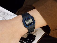 Casio F-91W på en handled.