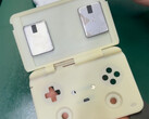 Skalet på en MagicX clamshell gaming-handdator ser ganska mycket ut som Retroid Pocket Flip 2. (Bildkälla: MagicX)