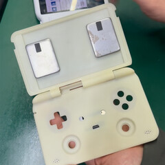 Skalet på en MagicX clamshell gaming-handdator ser ganska mycket ut som Retroid Pocket Flip 2. (Bildkälla: MagicX)