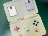 Skalet på en MagicX clamshell gaming-handdator ser ganska mycket ut som Retroid Pocket Flip 2. (Bildkälla: MagicX)