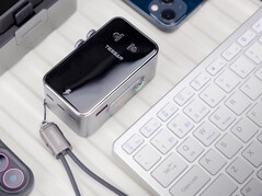Tessan Aero 70 Smart Travel Adapter har en handrem som kan omvandlas till en USB-c-kabel.