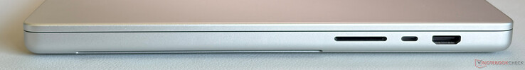 Rätt: SDXC-kortläsare, USB-C 4.0 med Thunderbolt 5 (120 Gbps, DisplayPort 2.1, Power Delivery), HDMI