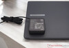 Asus ExpertBook B1 med strömförsörjning