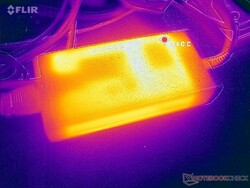 AC-adaptern kan nå 44 C vid krävande belastningar under långa perioder