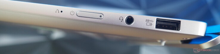 Höger sida: Strömknapp, ljuduttag, USB-A 3.2 Gen 1