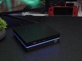 Yohris mini-speldator med portar på framsidan och LED-ljusremsa (Bildkälla: ETA PRIME/YouTube)