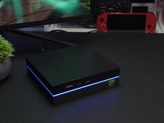 Yohris mini-speldator med portar på framsidan och LED-ljusremsa (Bildkälla: ETA PRIME/YouTube)
