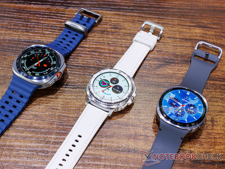2025 Galaxy Ultra bredvid Watch 8 Classic och Watch 8 (Bildkälla: Notebookcheck)